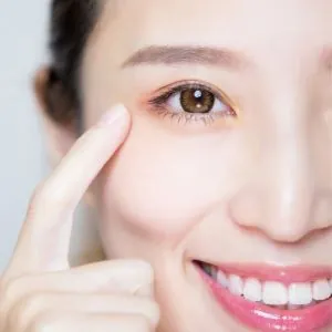 woman pointing to her eye